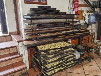 Alla nostra sinistra sono impilate teglie di taralli pronti per la cottura...